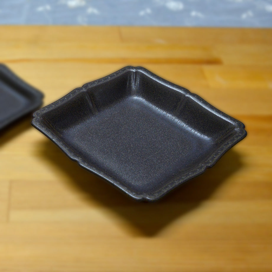 フリルスクエアプレート 15cm 〈アイアンブラック〉