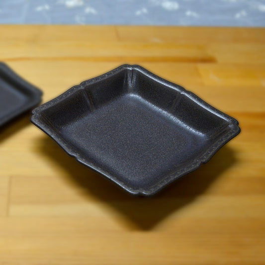 フリルスクエアプレート 15cm 〈アイアンブラック〉