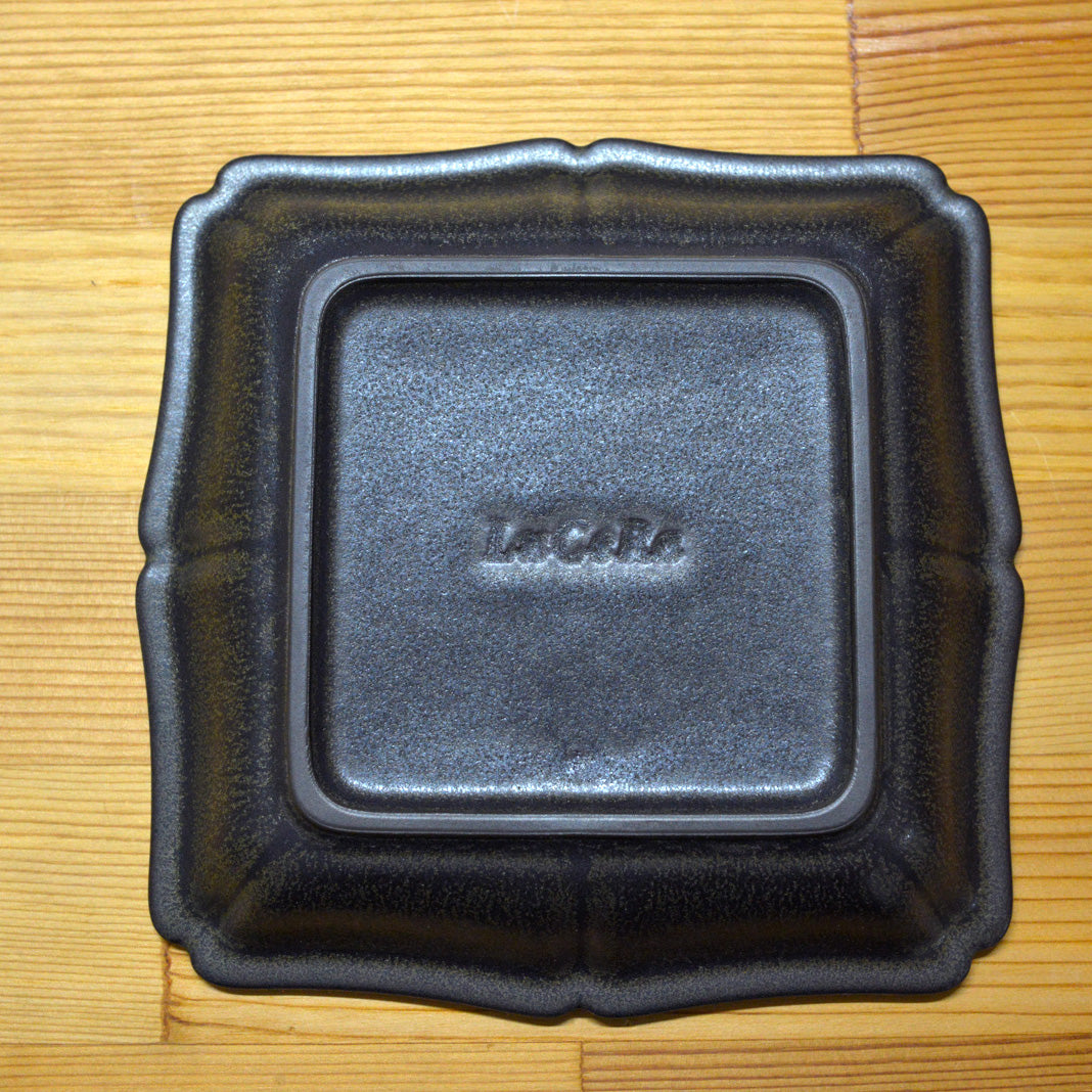 フリルスクエアプレート 15cm 〈アイアンブラック〉 – LuCeRa Porcelains